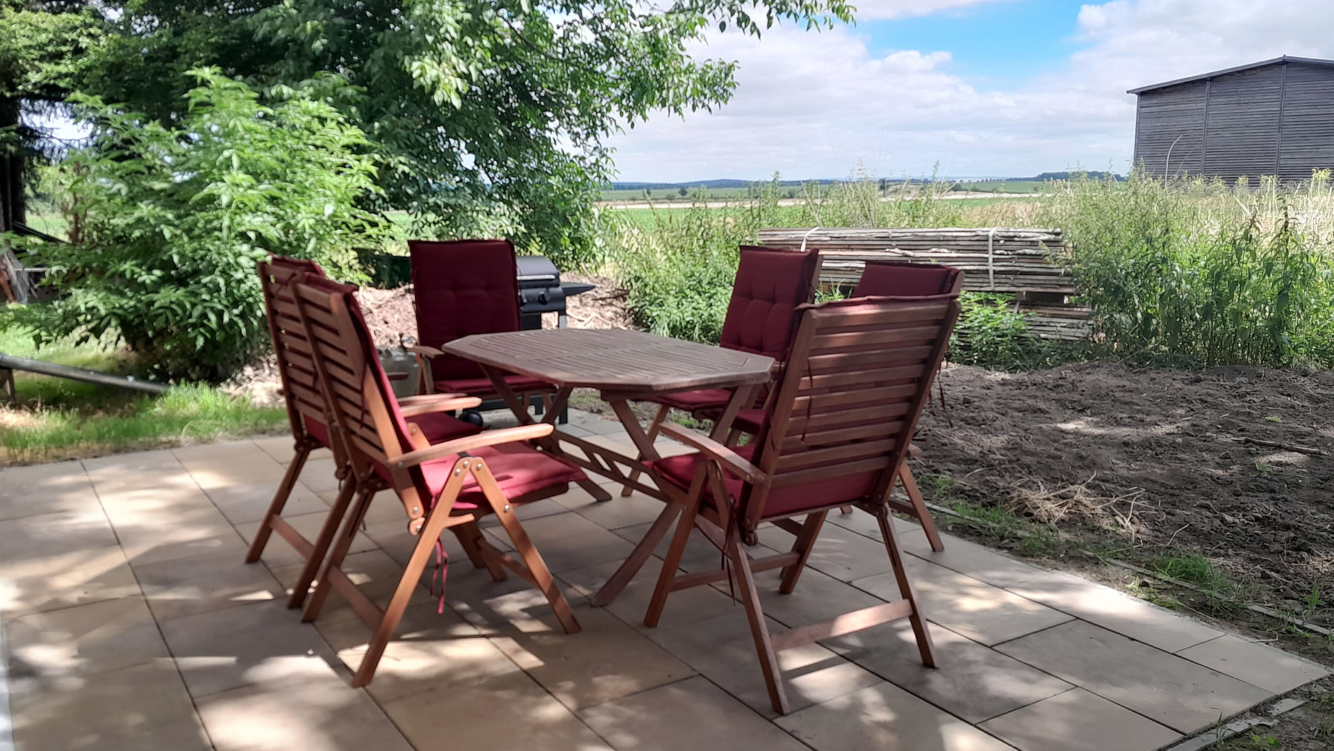 Terrasse mit Sitzgruppe und Gasgrill